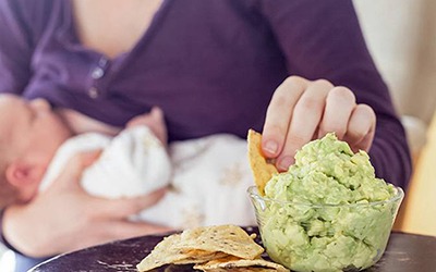 Comer em excesso durante amamentação pode afetar saúde da prole