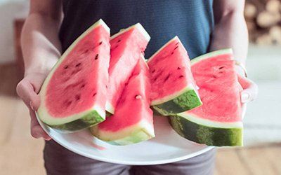 Conheça seis benefícios para a saúde de comer melancia todos os dias