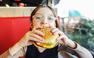 Ingestão de alimentos processados afeta metabolismo desde cedo