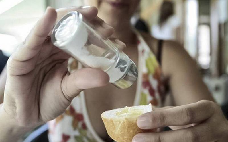 Dieta rica em sal afeta mais as mulheres que os homens