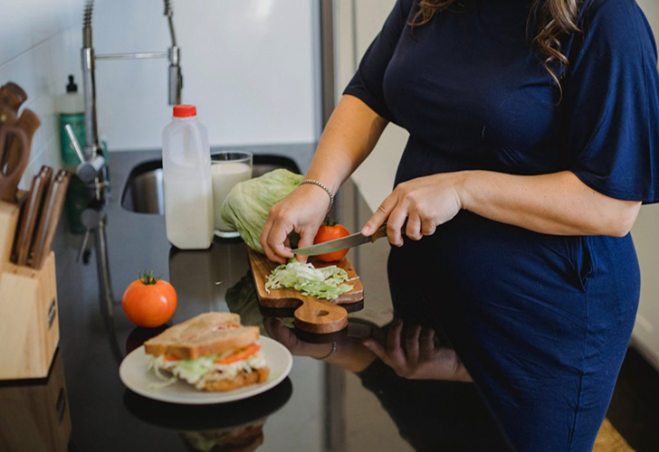 Grávida prepara comida