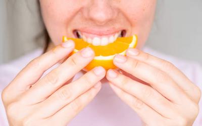 Será que comer laranja com casca é solução para a obstipação?