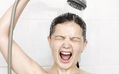 Tomar banho de água fria faz mesmo bem?