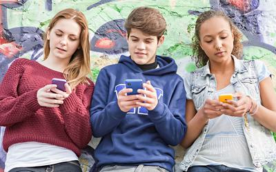 Uso do telemóvel melhora humor dos adolescentes