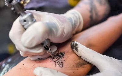 Detetadas bactérias em tinta de tatuagem e maquilhagem permanente