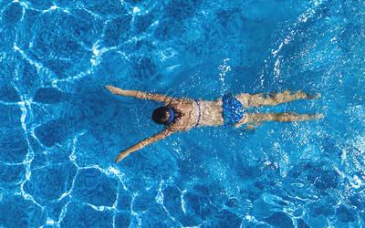 Sabia que o cloro da piscina também afeta a saúde dos dentes?