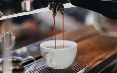 Café descafeinado tem cafeína? Esclareça todas as dúvidas