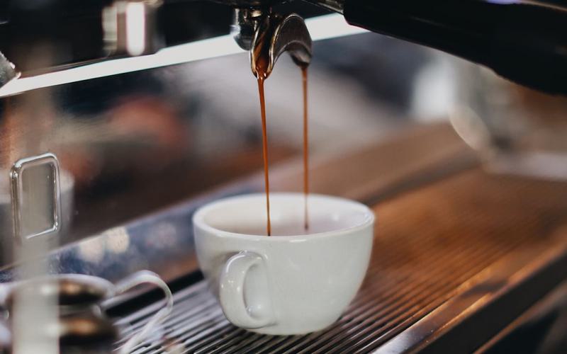 Café descafeinado tem cafeína? Esclareça todas as dúvidas