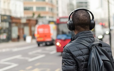 Uso de fones com cancelamento de ruído tem impacto na saúde