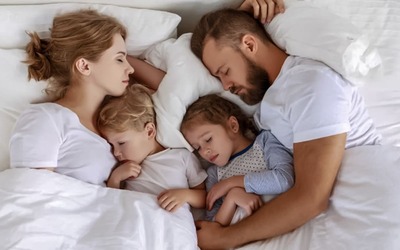 Estudo revela que metade dos pais dorme com os filhos